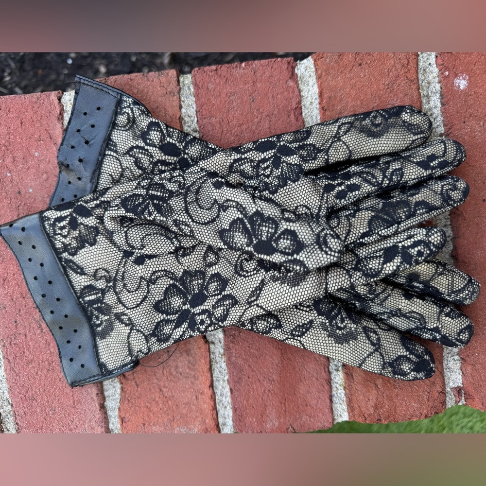 Women’s Black Floral Lace Full Finger Gloves w/ Fleece Lining & Leatherette Trim
